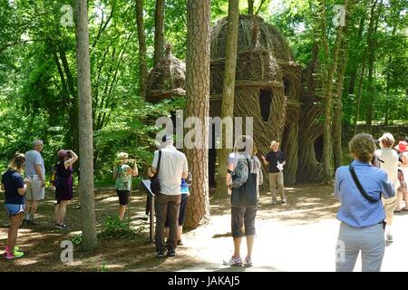 Der Bürgermeister von Hillsboro spricht Besucher bei "ein Anblick", eine schlammverschmutzten Skulptur von Patrick Dougherty gebaut. Stockfoto