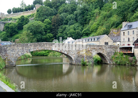 Idyllische Landschaft am Hafen von Dinan, eine Stadt in der Bretagne, Frankreich. Es liegt am Fluss Rance Stockfoto