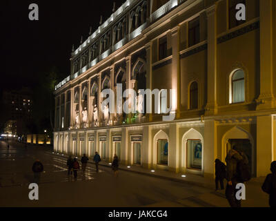 Nizami Aserbaidschan Literaturmuseum, nächtliche Ansicht der Fassade mit Statuen von berühmten Autoren in Baku Aserbaidschan Stockfoto