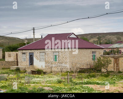 Häuser und Wohnungen nahe dem Dorf von cengi (Cəngi) eine Stunde westlich von Baku in Aserbaidschan, Beton und Sandstein-Gebäude in einer offenen Landschaft Stockfoto