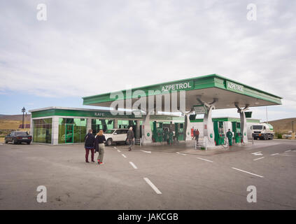 Tankstelle und Zeichen in der Nähe von cengi Dorf auf der Autobahn M4 westlich von Baku Aserbaidschan Azpetrol Firma Stockfoto