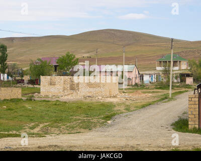 Häuser und Wohnungen nahe dem Dorf von cengi (Cəngi) eine Stunde westlich von Baku in Aserbaidschan, Beton und Sandstein-Gebäude in einer offenen Landschaft Stockfoto