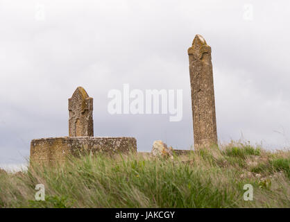 Friedhof in der Stadt Mereze, Gobustan Aserbaidschan, alte Gräber mit schiefen Grabsteinen und Flechten Stockfoto