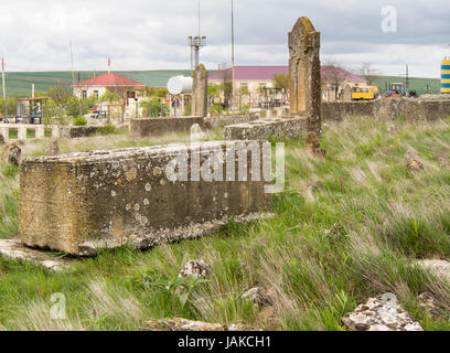 Friedhof in der Stadt Mereze, Gobustan Aserbaidschan, alte Gräber mit schiefen Grabsteinen und Flechten Stockfoto