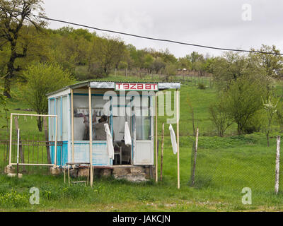 Typische Straßenrand stall in Aserbaidschan, Metzger verkaufen frisch geschlachtetes Fleisch in der Regel Schafe für Reisende Stockfoto