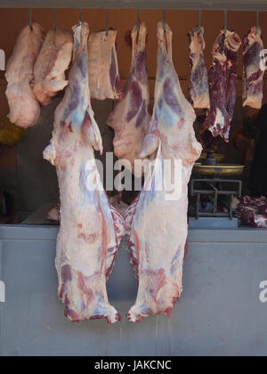 Metzger stall an die Tageszeitung im freien Markt in Şəki (transkribierten Shaki oder Scheki) im nördlichen Aserbaidschan Angebote frisch geschlachtetes Fleisch Stockfoto