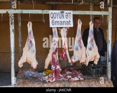 Metzger stall an die Tageszeitung im freien Markt in Şəki (transkribierten Shaki oder Scheki) im nördlichen Aserbaidschan Angebote frisch geschlachtetes Fleisch Stockfoto