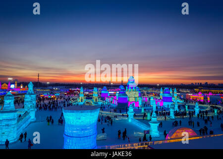 Harbin, China - 9. Februar 2017: Schöne und bunte Harbin internationale Eis- und Schneeskulpturen-Festival veranstaltet jährlich im Winter. Stockfoto