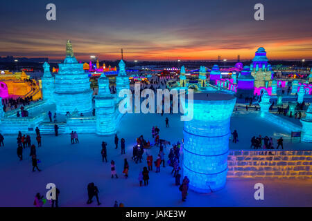 Harbin, China - 9. Februar 2017: Schöne und bunte Harbin internationale Eis- und Schneeskulpturen-Festival veranstaltet jährlich im Winter. Stockfoto