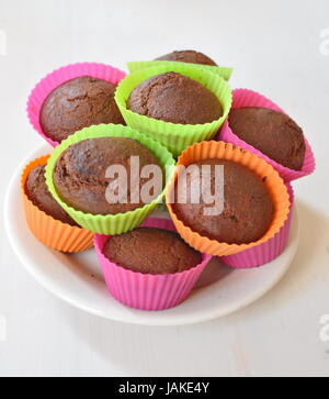 Muffins in bunten Plastikbechern Stockfoto