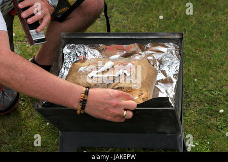 Beleuchtung einer Tasche der sofortige Beleuchtung Lumpwood Holzkohle zum Grillen Stockfoto