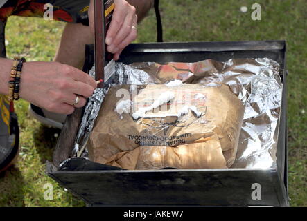 Beleuchtung einer Tasche der sofortige Beleuchtung Lumpwood Holzkohle zum Grillen Stockfoto