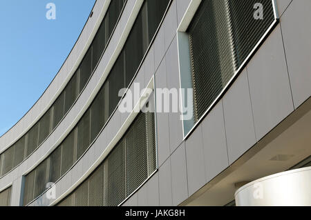 Moderne Fassade Eines Geschäftshauses Mit Grauer Metallverkleidung Und Aluminium-Jalousien Vor Blauem Himmel. Stockfoto