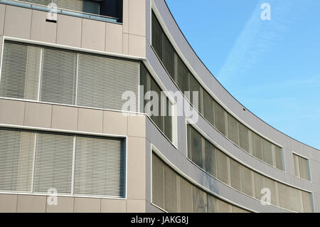 Moderne Fassade Eines Geschäftshauses Mit Grauer Metallverkleidung Und Aluminium-Jalousien Vor Blauem Himmel. Stockfoto