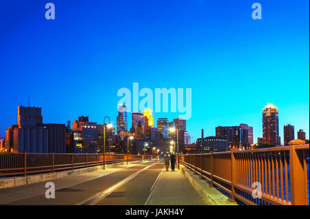 Die Innenstadt von Minneapolis, Minnesota in der Nacht von den berühmten Stein-Bogen-Brücke aus gesehen Stockfoto