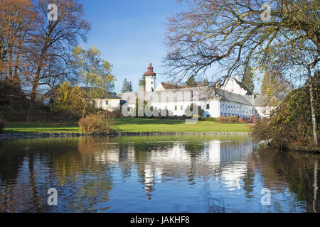 Staatliche Burg Velké Losiny mit Park im Herbst. (Tschechische Republik) Stockfoto