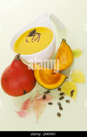 Kulinarischen Hokkaido-Kürbis-Suppe mit Hokkaido-Kürbis, sieht und verlässt. Köstliche saisonale Herbst Suppe essen. Stockfoto