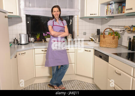 Angetreten Hausfrau Steht in Ihrer Hellen Einbauküche Und ist Stolz Und anzumelden. Stockfoto