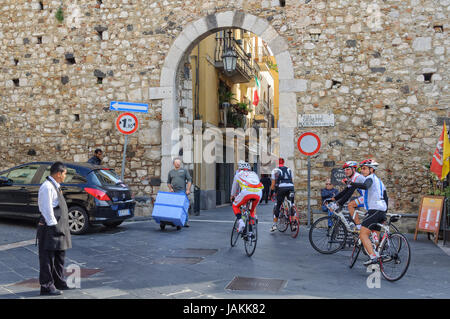 Radfahrer erhalten Informationen von einem lokalen Kellner bei Porta Catania Stockfoto