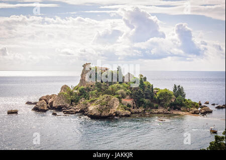 Isola Bella, auch bekannt als die Perle des Ionischen Meeres, ist eine kleine Natur-Reserve-Insel in einer Bucht - Taormina, Sizilien, Italien Stockfoto