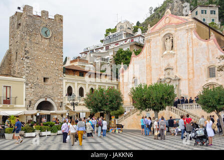 Zuschauer und die Hochzeitsgesellschaft warten auf die Braut und der Bräutigam vor der Kirche St. Joseph am Piazza IX Aprile Stockfoto