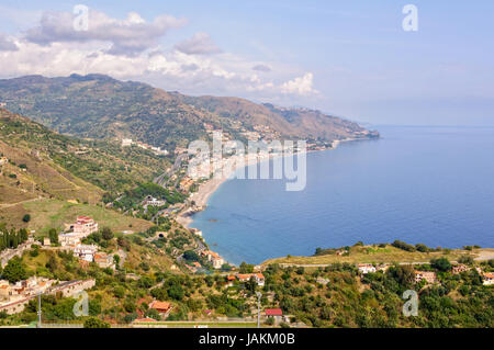 Blick auf die Küste des Ionischen Meeres und die Bucht von Giardini Naxos vom Teatro Greco Stockfoto
