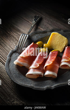 Schinken mit Oliven und Käse hautnah Stockfoto