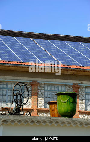 Solar-Dach einer französischen Weinbau-Genossenschaft in der Nähe Anduze Stockfoto