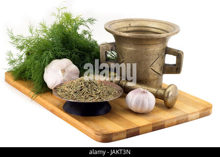 Still Life Gewürze, Rosmarin, Ringelblume Staminas in Kupfer Vase auf einem Holzbrett auf einem Hintergrund von einem stern Stupa zum Mahlen von Gewürzen, Bund dill Stockfoto