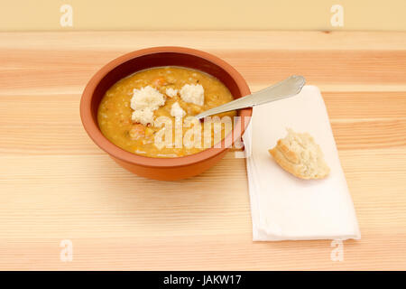 Suppe mit zerrissenen Stücke weiße Semmel auf Leinen Serviette serviert Stockfoto