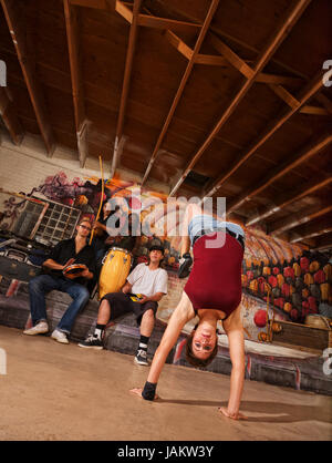 Junge weibliche Capoeira Performer macht einen handstand Stockfoto