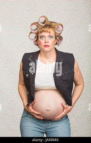 Junge besorgt einzelne Schwangere in Lockenwickler Stockfoto