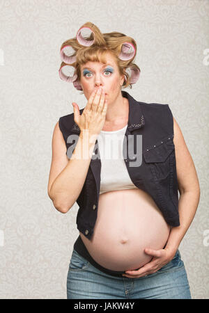 Peinlich, junge schwangeres einziges Weibchen in Blue jeans Stockfoto