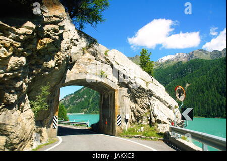 Wurden Durch Die Felsen bin Zufrittsee Im Martelltal in Südtirol Stockfoto