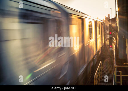 Trainieren Sie in der Geschwindigkeit bei Sonnenuntergang, abstrakte Foto Stockfoto