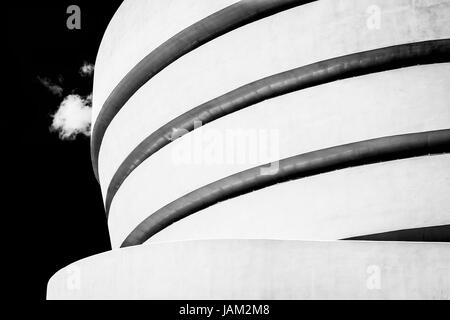 Modernes Gebäude, Solomon Gugenheim Museum in New York City, schwarze & weiße Foto Stockfoto