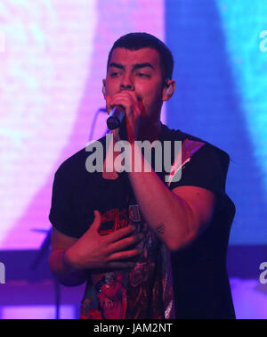 DNCE erklingt in der 28. Annual GLAAD Media Awards in New York Hilton Midtown Featuring statt: DNCE, Joe Jonas Where: New York, New York, Vereinigte Staaten von Amerika bei: Kredit-6. Mai 2017: Derrick Salters/WENN.com Stockfoto