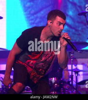 DNCE erklingt in der 28. Annual GLAAD Media Awards in New York Hilton Midtown Featuring statt: DNCE, Joe Jonas Where: New York, New York, Vereinigte Staaten von Amerika bei: Kredit-6. Mai 2017: Derrick Salters/WENN.com Stockfoto