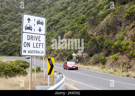 Zeichen entlang der Great Ocean Road in Australien erinnern Touristen auf der linken Seite zu fahren Stockfoto