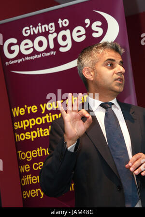 Sadiq Khan Gespräche auf St Georges Hospital in Unterstützung des NHS editorial Bild Stockfoto