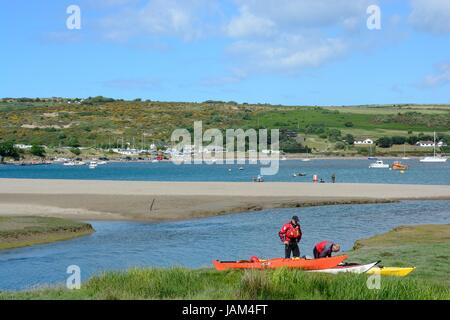 Kajakfahrer an Poppit Sands Teifi Mündung in Richtung Gwbert Cardigan Pembrokeshire Wales Cymru UK GB Stockfoto