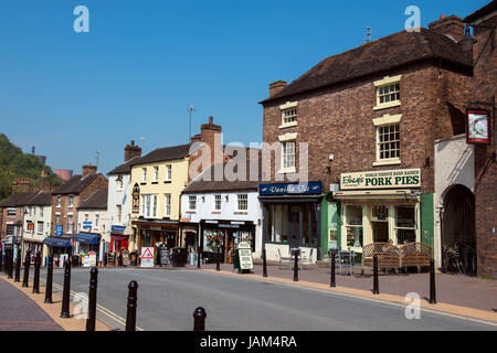 Geschäfte in der historischen Stadt Ironbridge, Shropshire, UK. Die Wiege der industriellen Revolution. Stockfoto