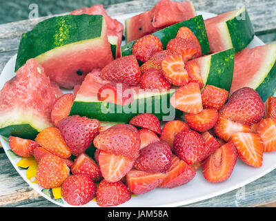 Sommer-Picknick. Wassermelone und Erdbeeren in Stücke. Stockfoto