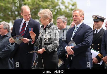 Der Herzog von Cambridge (links), Prinzessin Astrid von Belgien und Taoiseach Enda Kenny vor einer Zeremonie auf der Insel von Irland Peace Park in Messines, Belgien zum Gedenken an Schlacht von Messines Ridge. Stockfoto