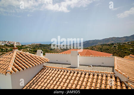 Ein Blick über die gefliesten Dächer in Frigiliana, Andalusien, Spanien, Costa Del Sol. Stockfoto