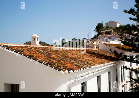 Ein Blick über die gefliesten Dächer in Frigiliana, Andalusien, Spanien, Costa Del Sol. Stockfoto