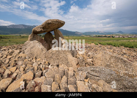 Megalithischen Dolmen Chabola De La Hechicera, in La Guardia, Baskisches Land, Spanien. Stockfoto