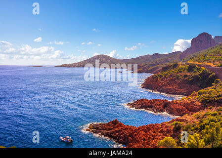 Esterel mediterranen roten Felsen, Küste, Strand und Meer. Côte d ' Azur in Cote d ' Azur in der Nähe von Agay Cannes Saint Raphael, Provence, Frankreich, Europa. Stockfoto