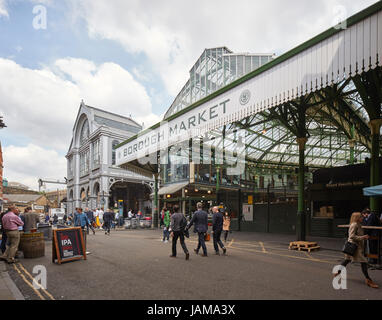Blick Richtung Hauptmarkt mit Blumenhalle im Hintergrund (ursprünglich vom Royal Opera House). Borough Market, London, Vereinigtes Königreich. Architekt: Henry Stockfoto