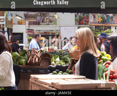 Shopper in Ställen. Borough Market, London, Vereinigtes Königreich. Architekt: Heinrich Rose, 1851. Stockfoto